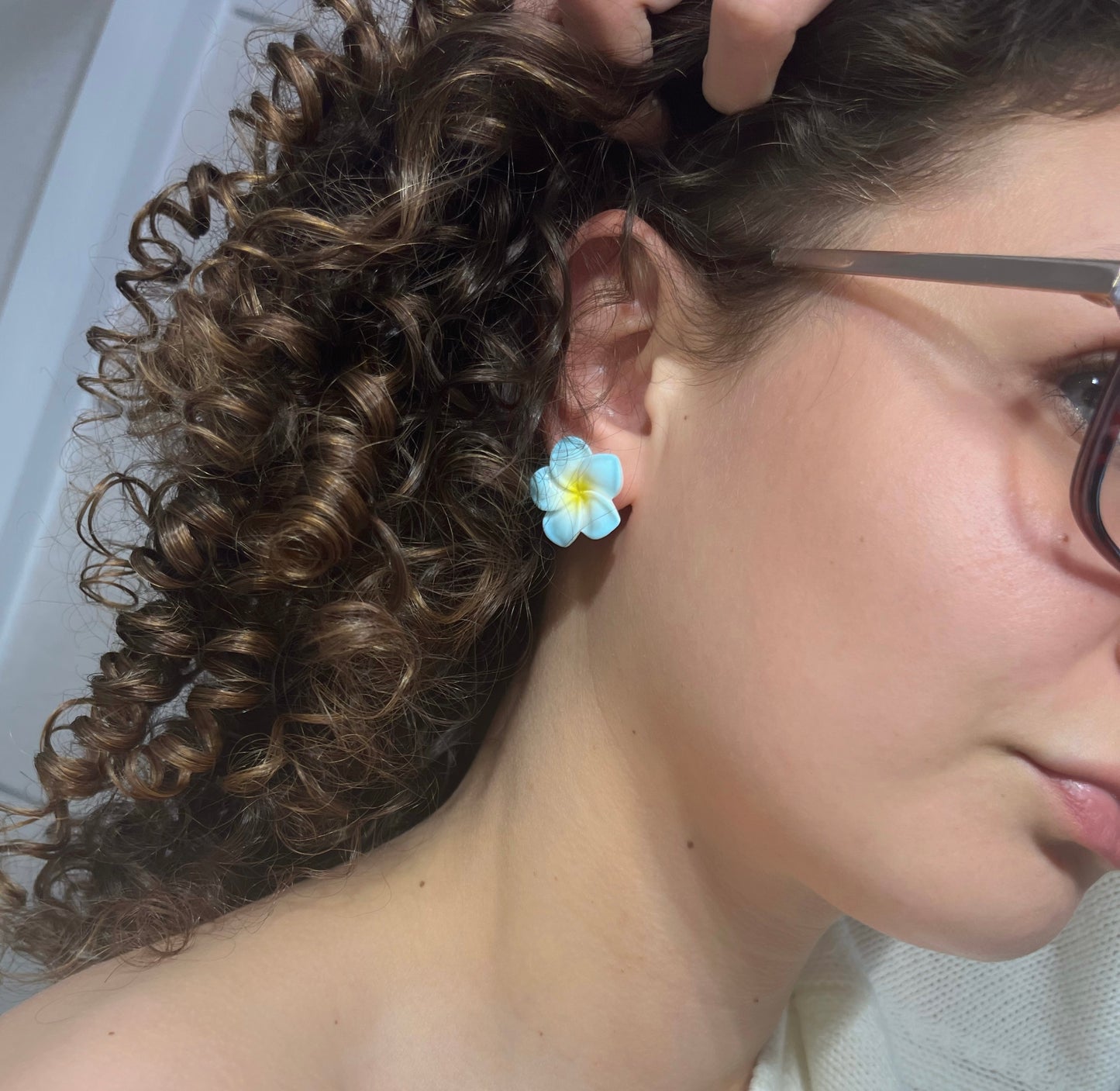 Boucles d’oreilles fleur de tiaré bleu