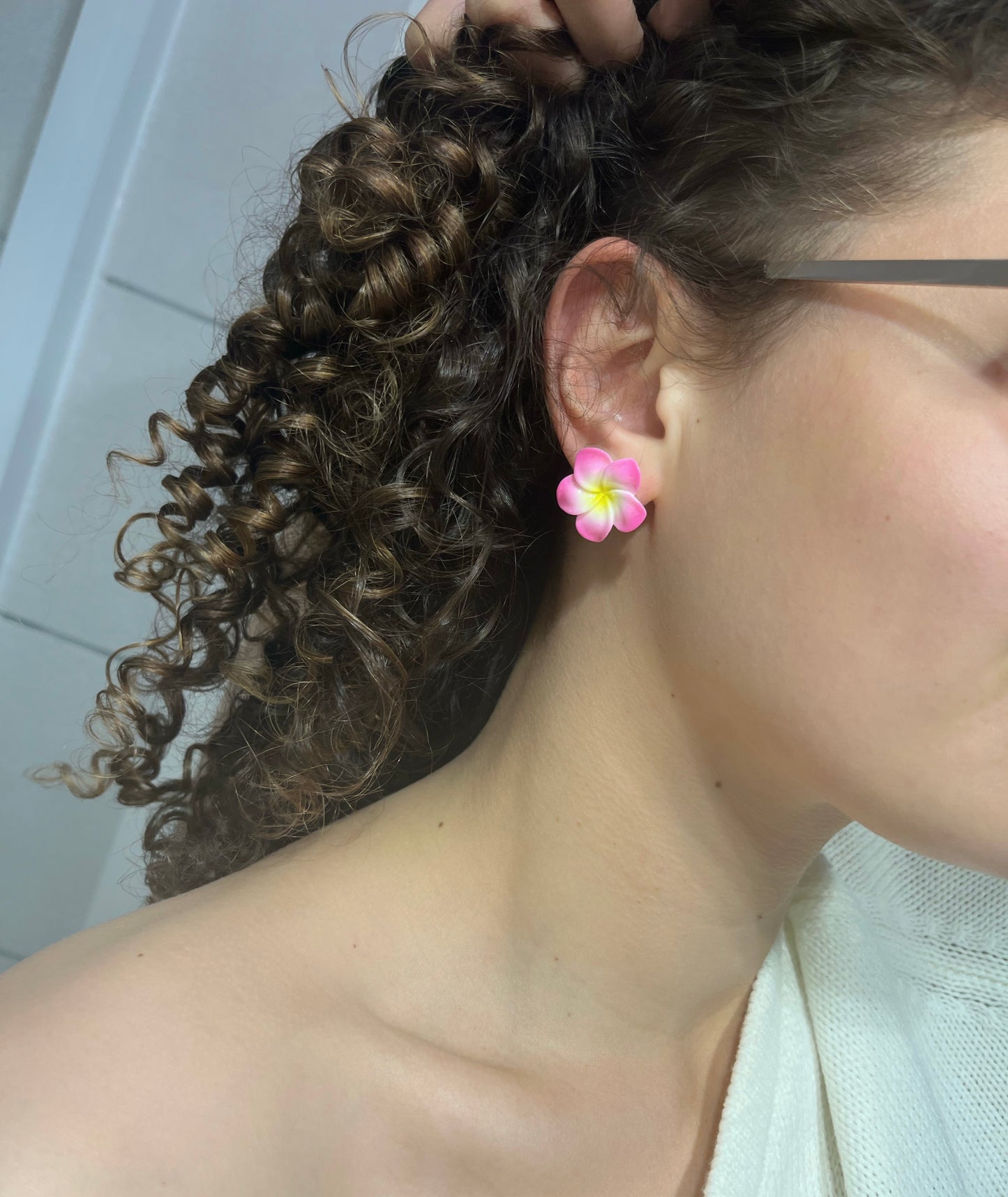 Boucles d’oreilles fleur de tiaré rose